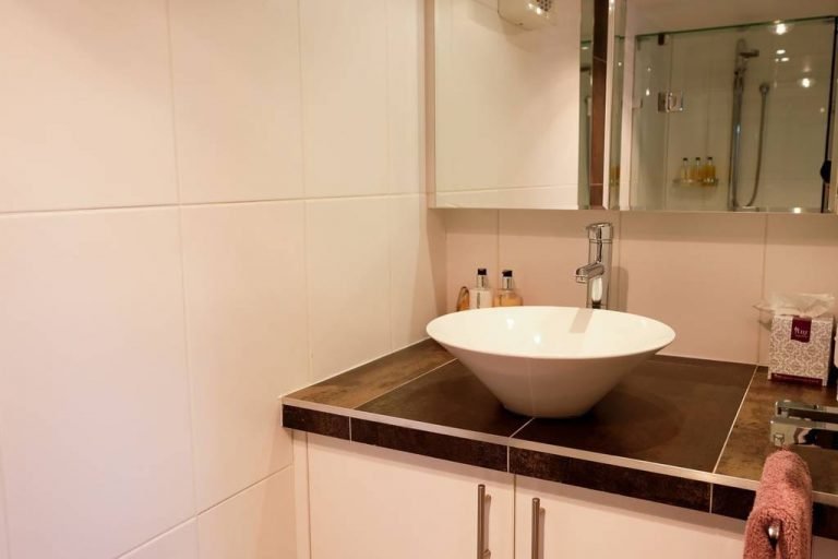Whitesbeach Guesthouse Coach House - Bathroom sink