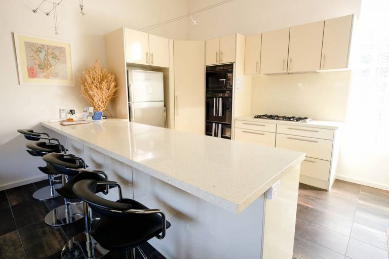 Whitesbeach Guesthouse Coach House - Kitchen