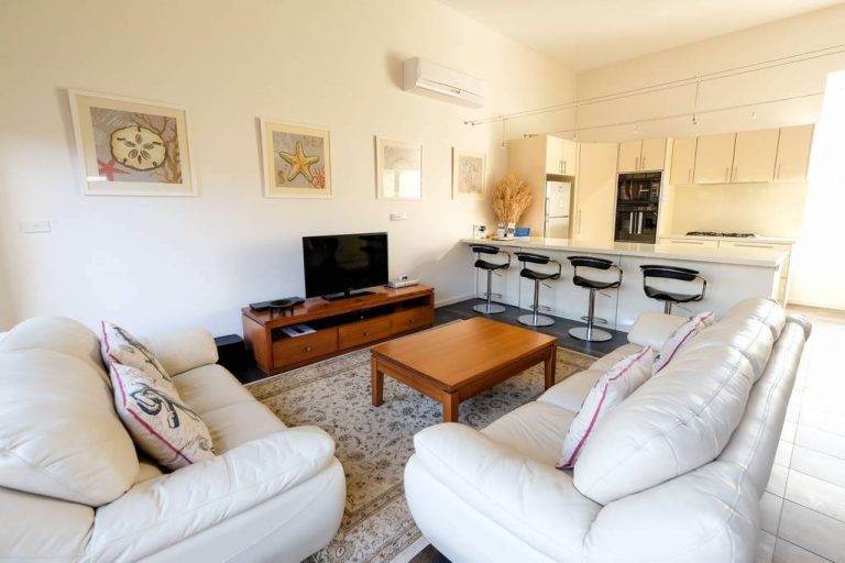 Whitesbeach Guesthouse Coach House - Kitchen Livingroom