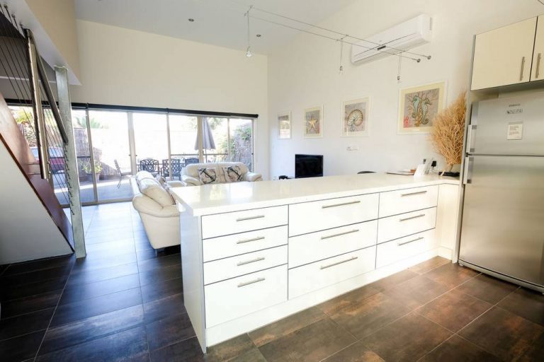Whitesbeach Guesthouse Coach House - Living Area