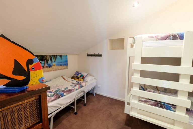 Whitesbeach Guesthouse Coach House - Single + bunk beds up stairs
