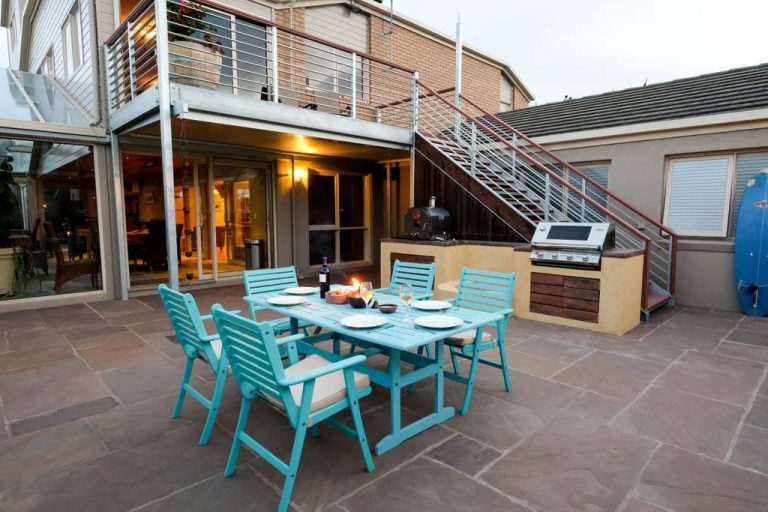 Whitesbeach Guesthouse - Courtyard with BBQ and pizza oven