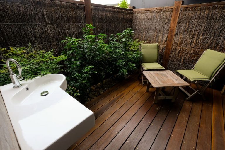 Whitesbeach Guesthouse East West Room