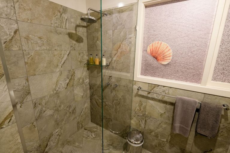 Whitesbeach Guesthouse East West Room Bathroom