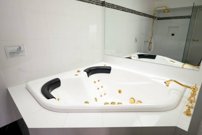 Whitesbeach Guesthouse Princess Suite - 2 person corner jacuzzi