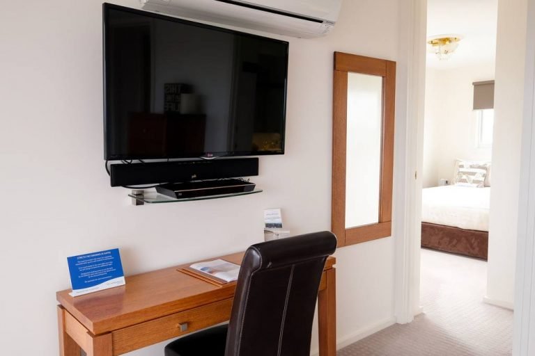 Whitesbeach Guesthouse - Princess Suite Large LCD TV with BluRay and portable audio