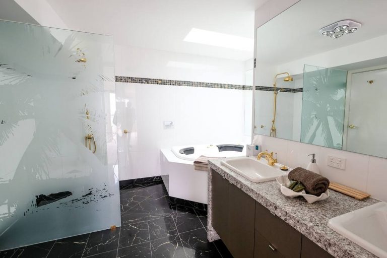 Whitesbeach Guesthouse Princess Suite Large luxury bathroom